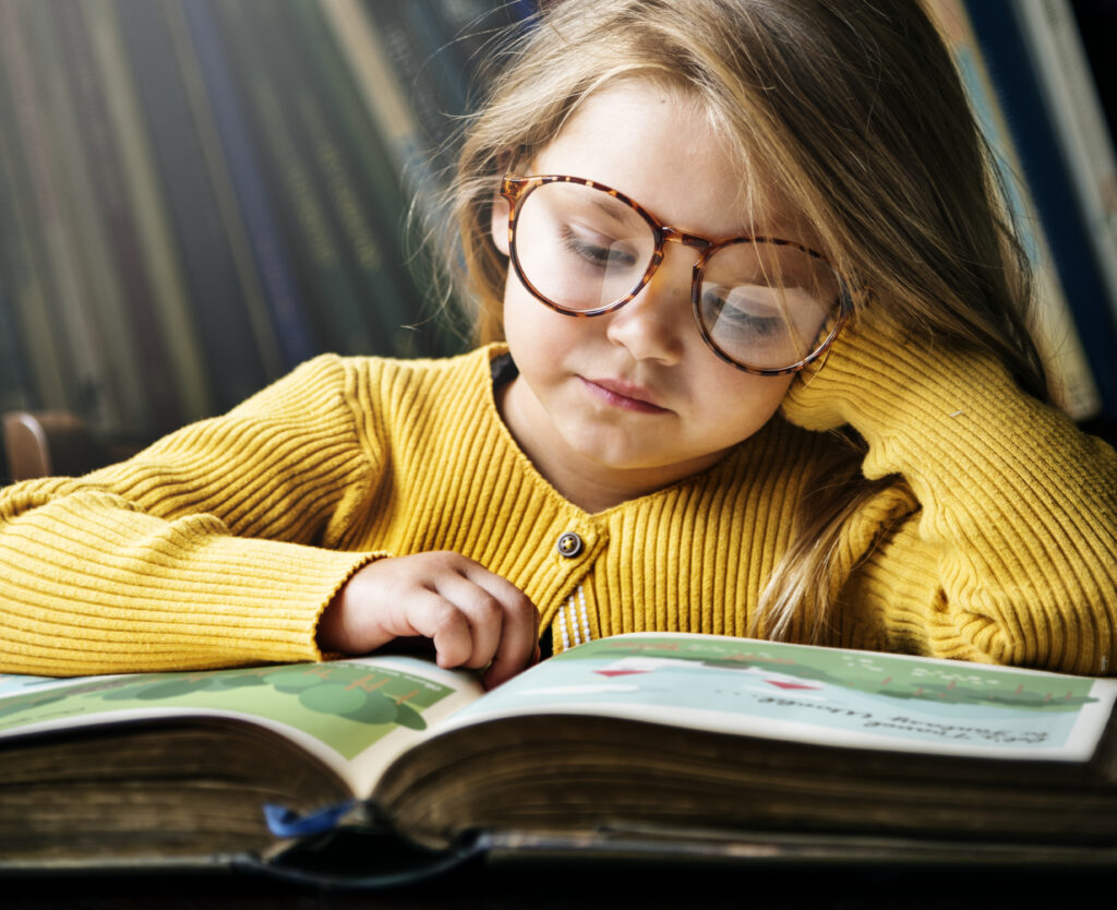 jakie okulary dla dziecka dziecko w okularach czyta ksiazke
