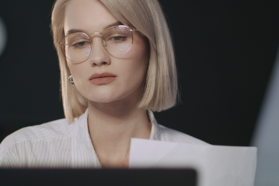 Jakie oprawki dla blondynki?